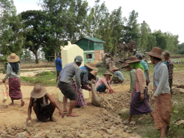 村人たちが労働奉仕