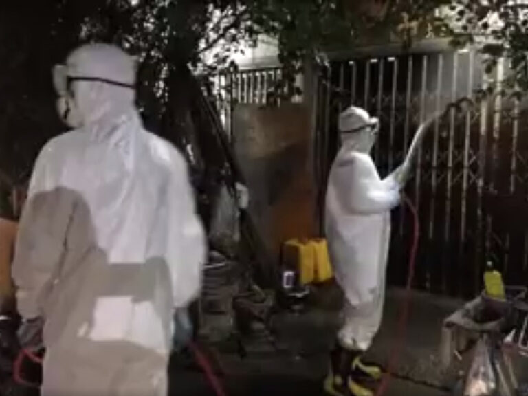 スラム内の家屋の一斉消毒