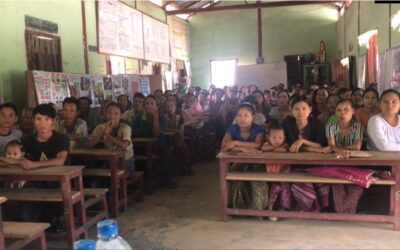 平野さんの話を聞く村人たち