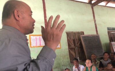 村人に語りかける平野さん